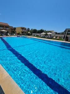 Bazén v ubytování Tondoris Apartments nebo v jeho okolí