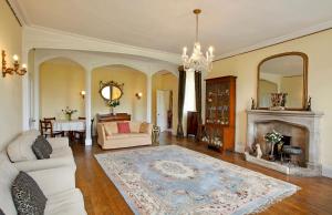 uma sala de estar com um sofá e uma lareira em Newcourt Manor em Hereford