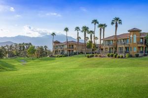 un grand domaine avec des palmiers et une cour verdoyante dans l'établissement Marriott's Desert Springs Villas II, à Palm Desert