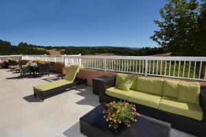 een patio met 2 banken en een tafel op een balkon bij Fairfield Inn & Suites Wytheville in Wytheville