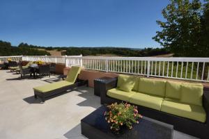 un patio avec deux canapés et une table sur un balcon dans l'établissement Fairfield Inn & Suites Wytheville, à Wytheville