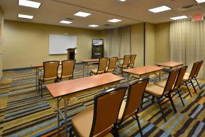 une salle de classe avec des tables et des chaises et un tableau blanc dans l'établissement Fairfield Inn & Suites Wytheville, à Wytheville