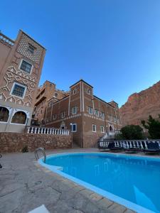 una piscina frente a un edificio en Hotel taborihte en Tinerhir