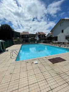 Bazén v ubytování Chalet en urbanización con piscina nebo v jeho okolí