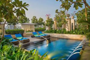 加爾各答的住宿－ITC Royal Bengal, a Luxury Collection Hotel, Kolkata，一个带躺椅的游泳池和一个泳池景