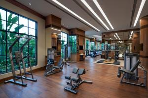 een fitnessruimte met loopbanden en cardio-apparatuur in een gebouw bij ITC Royal Bengal, a Luxury Collection Hotel, Kolkata in Calcutta