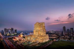 wysoki budynek w mieście w nocy w obiekcie ITC Royal Bengal, a Luxury Collection Hotel, Kolkata w mieście Kolkata