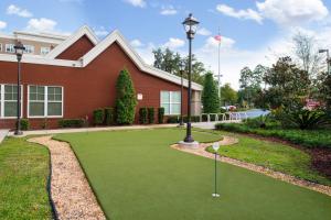 un campo de golf frente a una casa en Residence Inn Gainesville I-75, en Gainesville