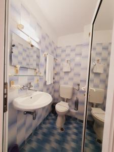 W łazience znajduje się umywalka, toaleta i umywalka. w obiekcie Guest House Kolev w Nesebarze