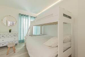 エリセイラにあるCasas Bernardesの白い二段ベッド付きの白いベッドルーム1室