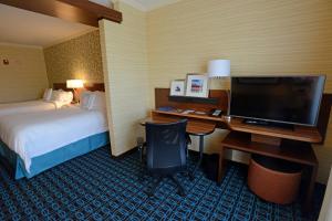 ボーリング・グリーンにあるFairfield Inn & Suites by Marriott Bowling Greenのデスク、コンピュータ、ベッドが備わるホテルルームです。
