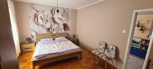 sypialnia z łóżkiem i 2 krzesłami w obiekcie Kuća Luce w miejscowości Mali Lošinj