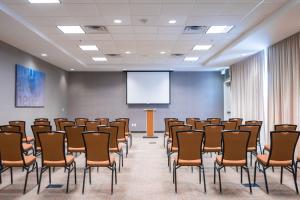 Sala de conferencias con sillas y pantalla de proyección en SpringHill Suites by Marriott Dallas Richardson/Plano, en Richardson