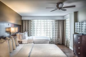 1 dormitorio con 2 camas y ventilador de techo en Courtyard by Marriott Charleston Historic District, en Charleston