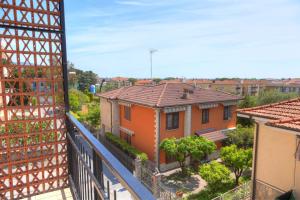 een balkon met uitzicht op een huis bij Casa Kisso in Diano Marina