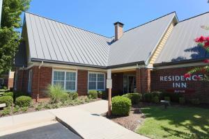 een gebouw van rode baksteen met een bord van een herberg erop bij Residence Inn by Marriott Fort Smith in Massard