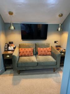 salon z zieloną kanapą i 2 poduszkami w obiekcie Shelbourne House w mieście Harrogate
