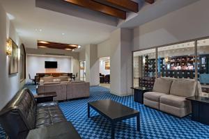 um átrio de hotel com sofás e um bar em Four Points by Sheraton Monterrey Linda Vista em Monterrey