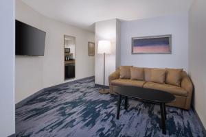 ein Wohnzimmer mit einem Sofa und einem TV in der Unterkunft Fairfield Inn & Suites Denton in Denton