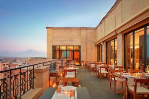 Rõdu või terrass majutusasutuses The Alexander, a Luxury Collection Hotel, Yerevan