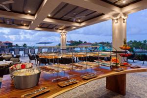 ein Buffet mit Speisen auf einem Tisch auf einer Terrasse in der Unterkunft Courtyard by Marriott Bonaire Dive Resort in Kralendijk