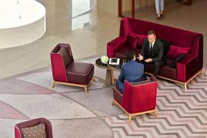 duas pessoas sentadas em cadeiras numa sala de estar em Sheraton Dubrovnik Riviera Hotel em Mlini