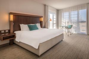 Postel nebo postele na pokoji v ubytování Courtyard by Marriott Cologne + 29 fotografií
