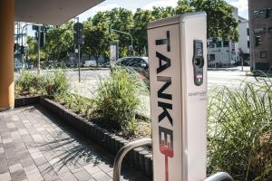een tankstation met een bord waarop staat metro bij Courtyard by Marriott Cologne in Keulen