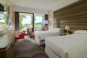 Кровать или кровати в номере Sheraton Dubrovnik Riviera Hotel