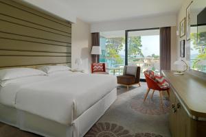Кровать или кровати в номере Sheraton Dubrovnik Riviera Hotel