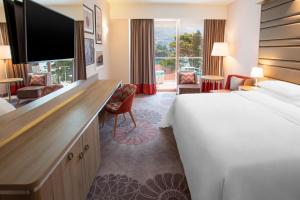 Кровать или кровати в номере Sheraton Dubrovnik Riviera Hotel