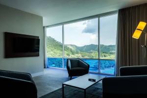 een woonkamer met een groot raam met uitzicht bij Marriott Maracay Golf Resort in Maracay