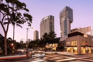 uma cidade com edifícios altos e uma rua com carros em The Ritz-Carlton Residences, Waikiki Beach Hotel em Honolulu