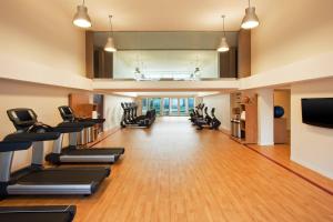 un gimnasio con cintas de correr y máquinas elípticas en Sheraton Valley Forge King of Prussia, en King of Prussia