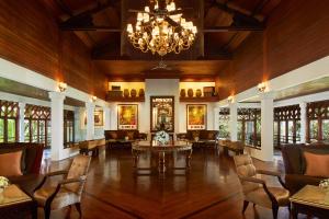 Cette grande chambre comprend un lustre, une table et des chaises. dans l'établissement Sheraton Senggigi Beach Resort, à Senggigi