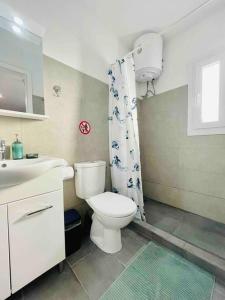 Ένα μπάνιο στο Cozy and Newly renovated apartment in Gavrio