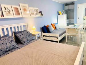 sypialnia z łóżkiem, kanapą i stołem w obiekcie Cozy, newly renovated apartment in Gavrio. w mieście Gavrion