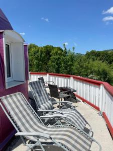 eine Gruppe von Stühlen und einem Tisch auf einem Balkon in der Unterkunft Dirndlhaus in Kirchberg an der Pielach