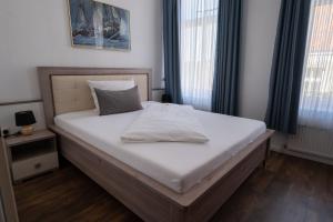 Ein Bett oder Betten in einem Zimmer der Unterkunft Alt-Emder Bürgerhaus