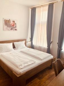 Ein Bett oder Betten in einem Zimmer der Unterkunft Alt-Emder Bürgerhaus