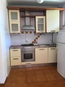 卡斯蒂利翁切洛的住宿－Appartamento Bellavista，厨房配有白色橱柜和炉灶烤箱。