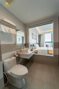 bagno con servizi igienici, letto e lavandino di Luxury Hotel **** a Cao Bằng