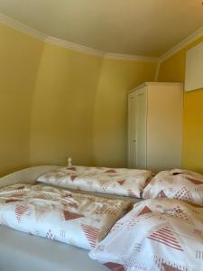 zwei Betten, die in einem Zimmer nebeneinander stehen in der Unterkunft Dirndlhaus in Kirchberg an der Pielach