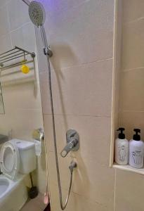 um chuveiro na casa de banho com uma cabeça de chuveiro em Alantis Residence/CityArea/4-6Pax/Jonker/JHomestay em Malaca