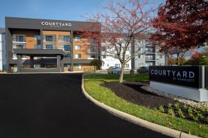 um sinal em frente a um edifício com pátio em Courtyard by Marriott Cincinnati Airport em Erlanger