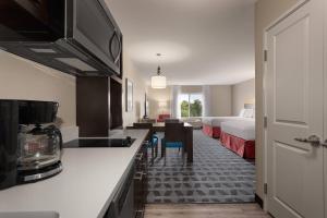 TownePlace Suites by Marriott Charleston Mt. Pleasant في تشارلستون: غرفة الفندق مع مطبخ وغرفة نوم