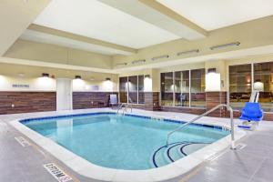 een groot zwembad in een hotelkamer bij Fairfield Inn & Suites by Marriott Houston NASA/Webster in Webster