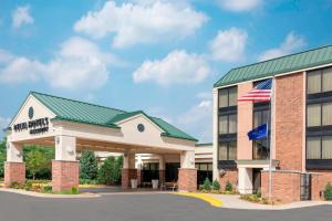 una imagen de un hotel con bandera americana en Delta Hotels by Marriott Kalamazoo Conference Center, en Kalamazoo