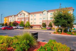 a large building with a parking lot in front of it at TownePlace Suites by Marriott Baton Rouge Gonzales in Gonzales