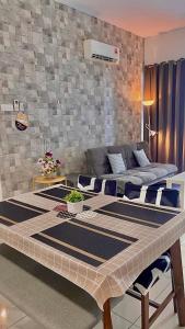 uma cama grande num quarto com um sofá em Alantis Residence/CityArea/4-6Pax/Jonker/JHomestay em Malaca